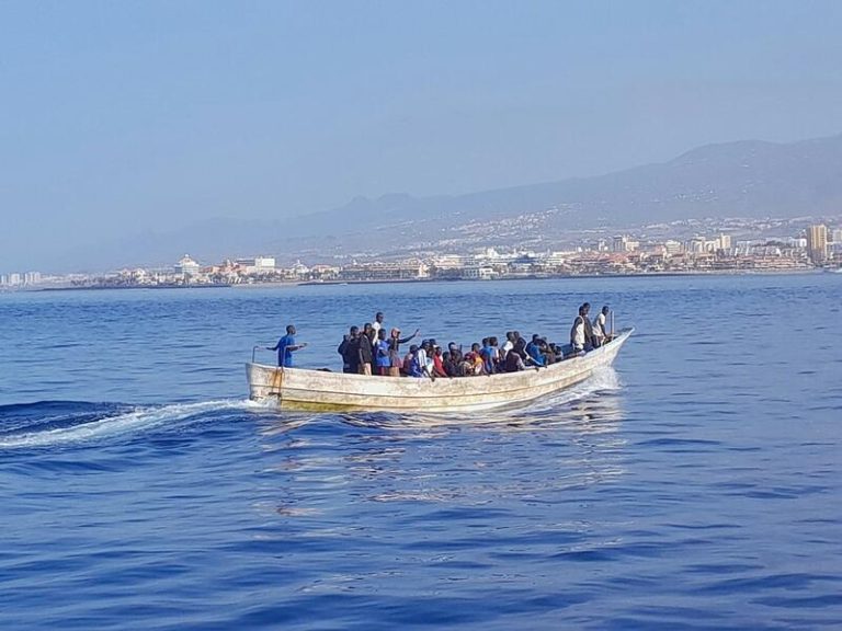 La Guardia Costera rescata a un grupo de 170 migrantes en las costas de Tenerife