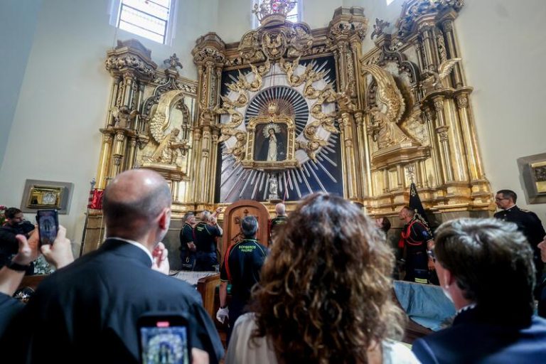 Vecinos de Madrid se reúnen con entusiasmo para festejar la festividad de la Virgen de la Paloma