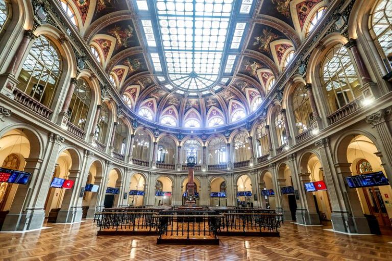 El Ibex 35 mantiene el signo positivo en la media sesión y en la cota de los 10.900 enteros