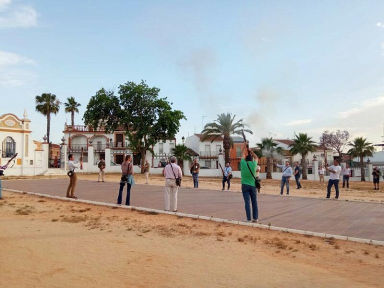 Sopla el viento del Rocío Chico y resuenan los disparos en homenaje a la Madre de Dios