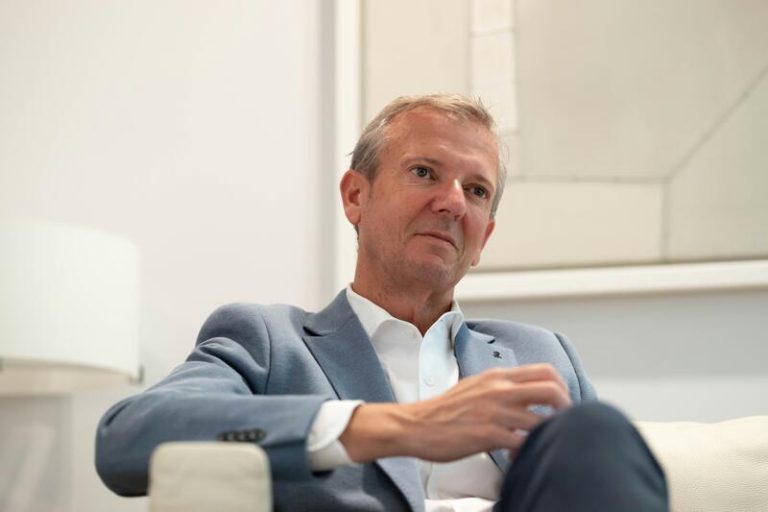 Rueda promete un esfuerzo para cubrir vacantes en Atención Primaria y plantea una nueva rebaja fiscal