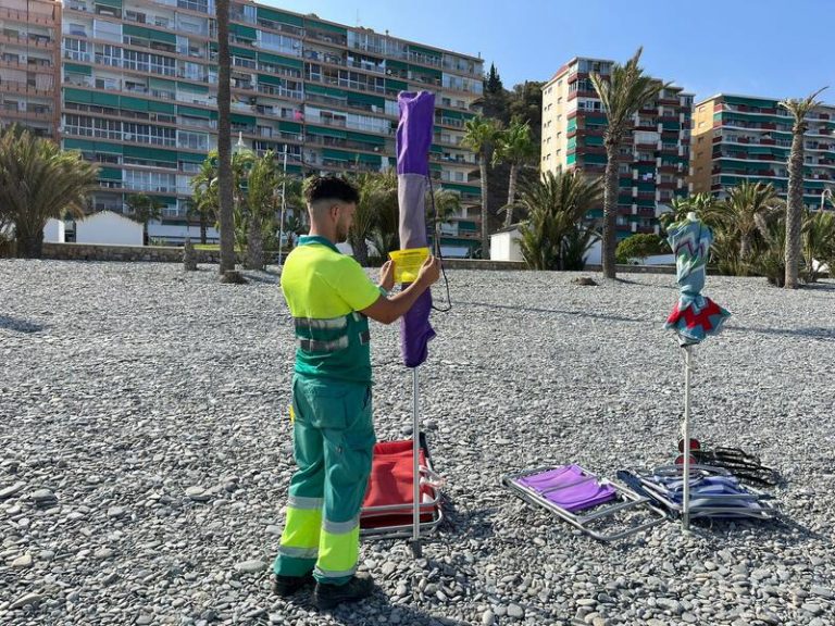 Almuñécar combate la reserva de sitio en sus playas con nuevas pegatinas disuasorias