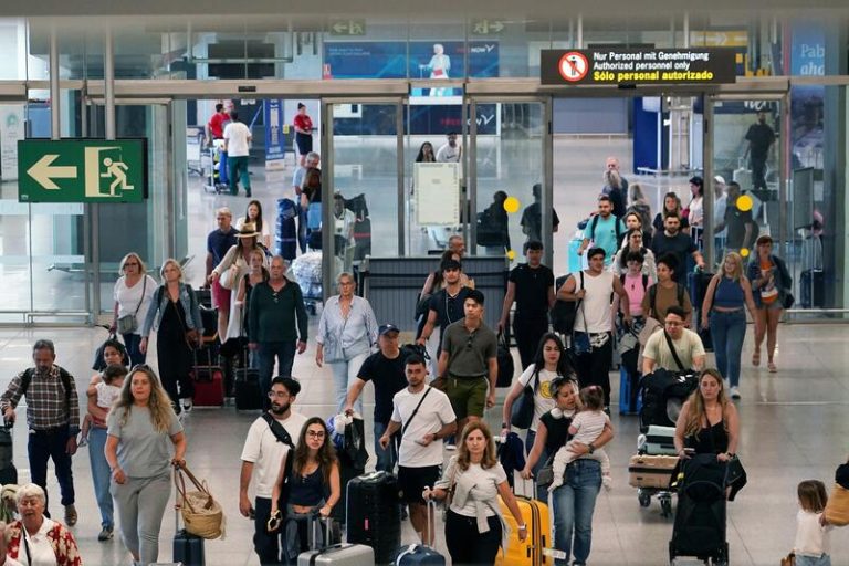 España alcanza cifras récord de turistas aéreos en julio