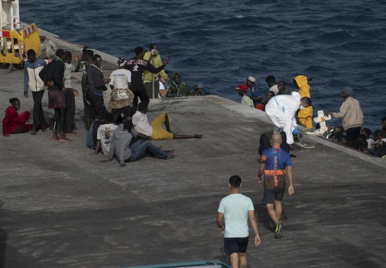 Un nuevo barco con 88 inmigrantes atraca en la isla de El Hierro