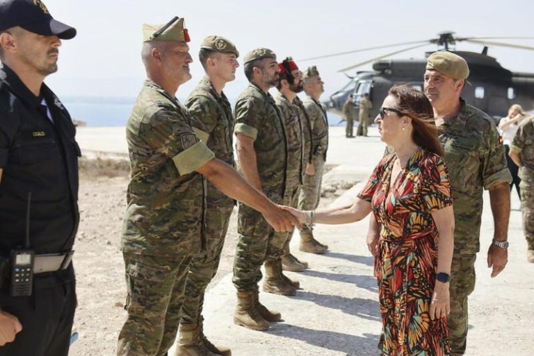 Robles elogia el papel crucial de los militares en los peñones del norte de África