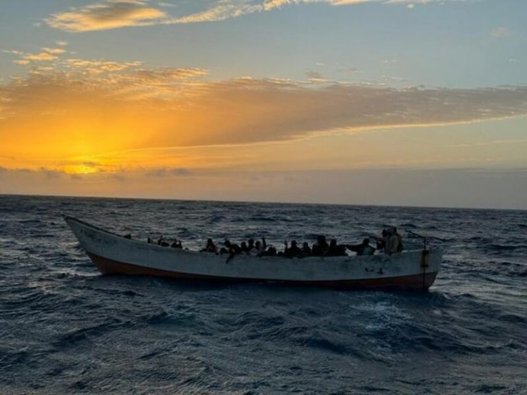61 personas cruzan el mar en una pequeña embarcación y llegan a la isla de El Hierro