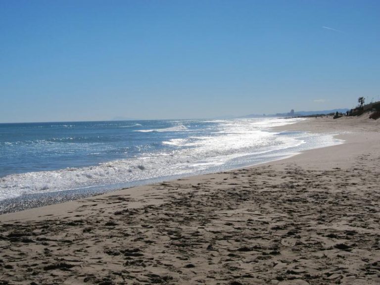 Descubren un cuerpo sin vida en la playa de la Garrofera en Valencia