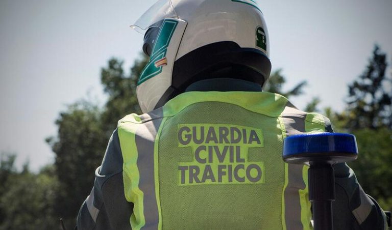 Una ambulancia del dispositivo de la Vuelta evacua a un motorista de la Guardia Civil que choco con un turismo