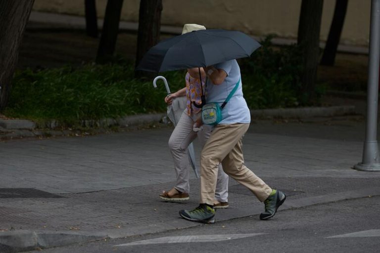 Predicción del tiempo de la AEMET: 16 provincias en aviso por lluvias y calor