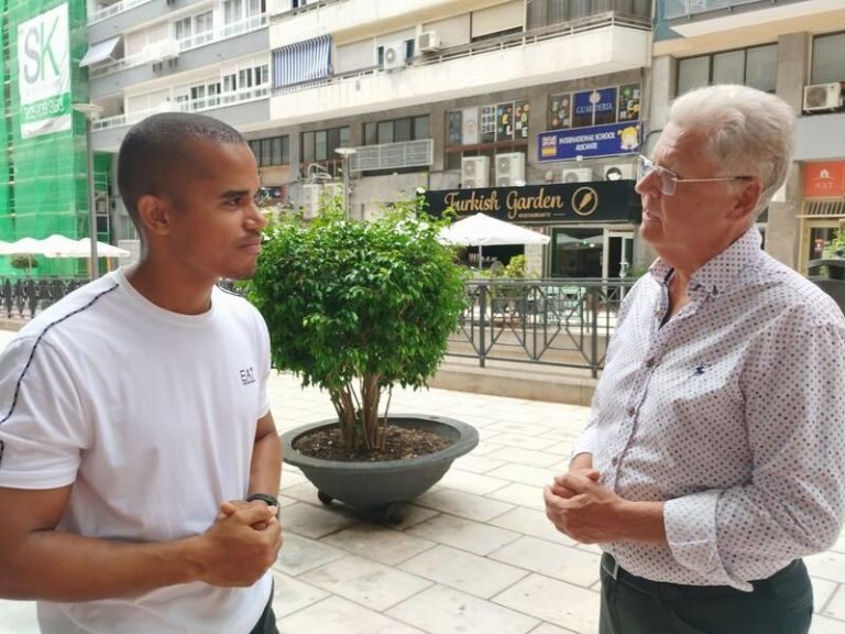 Alicante rinde homenaje al valiente joven que salvó a un niño atrapado en un balcón