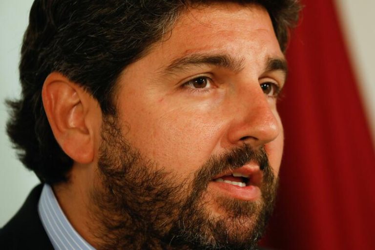 López Miras critica duramente el intento de Montero de bajar el pacto autonómico catalán: 