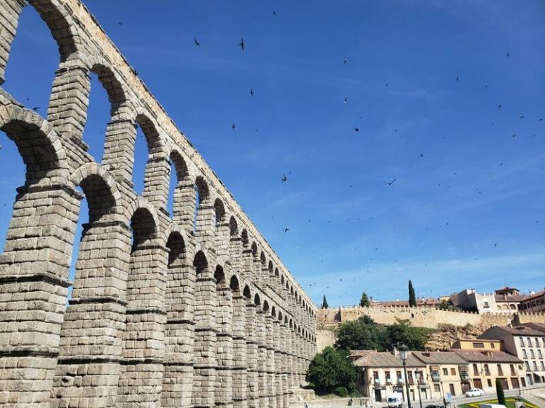 Turistas imparables: Protagonizan escalada ilegal en el Acueducto de Segovia para lograr la mejor selfie
