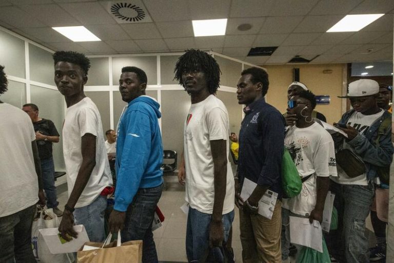 Ceuta da la bienvenida a más de 430 menores inmigrantes tras la llegada de unas 20 personas