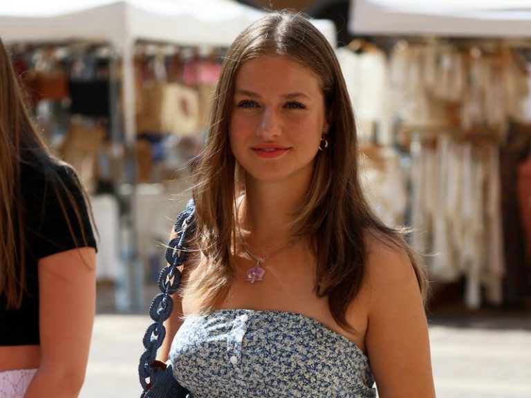 La Princesa Leonor resplandece en un chiringuito de la Costa del Sol