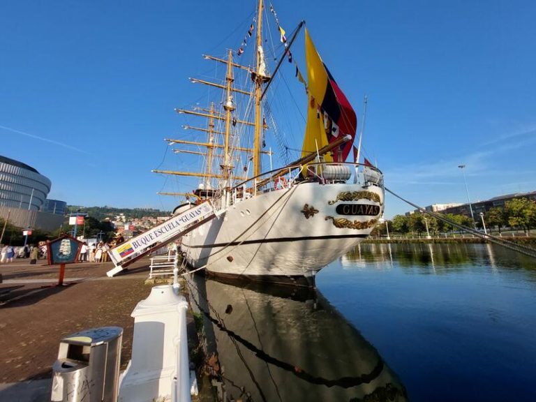 La embarcación insignia de la Armada ecuatoriana arriba a Bilbao tras casi medio siglo