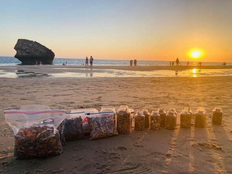 Voluntarios retiran 144 kilos de basura y 6.000 colillas de las playas de Matalascañas