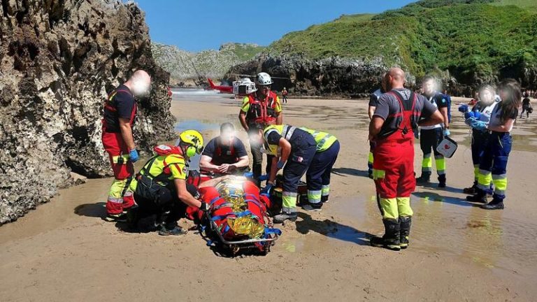 Fallece una persona en la playa de San Vicente y un familiar es trasladado en helicóptero al hospital Valdecilla