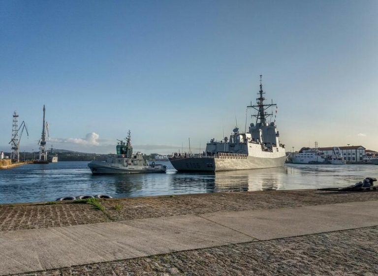 La imponente fragata 'Cristóbal Colón' parte de Ferrol rumbo al Mediterráneo con la OTAN