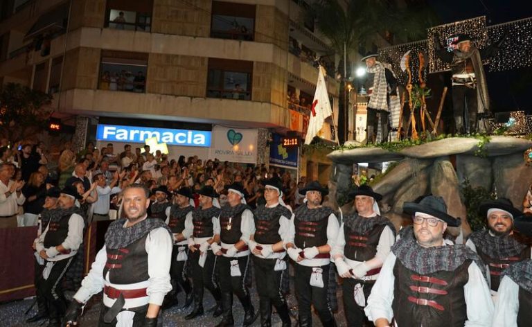 Ontinyent se llena de color y emoción con la impresionante entrada de Moros y Cristianos a la que acuden 18.000 personas