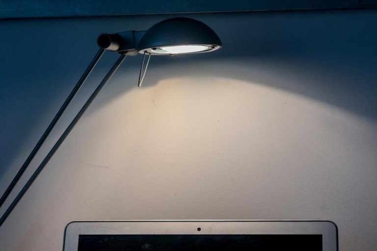 La luz se abarata un 48% hasta 31,20 euros/MWh, el precio más bajo en un mes