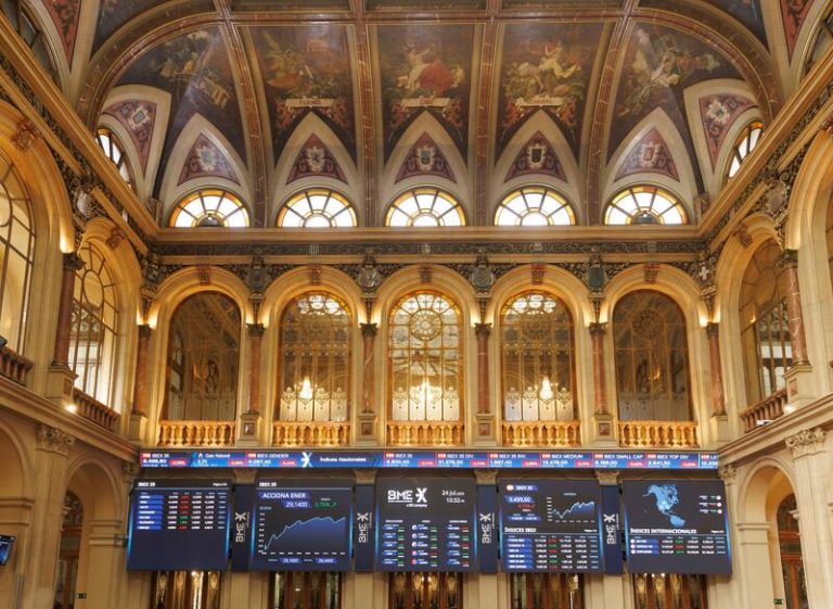 El Ibex 35 desciende un 0,1% en la apertura, pero mantiene los 11.200 puntos