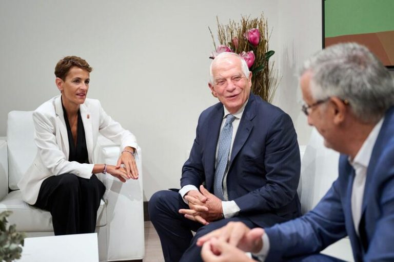 María Chivite recibe en el Palacio de Navarra al alto representante de la UE Josep Borrell