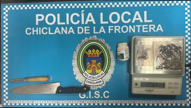 Agente municipal de Chiclana sufre lesión leve al arrestar a un individuo armado con un cuchillo