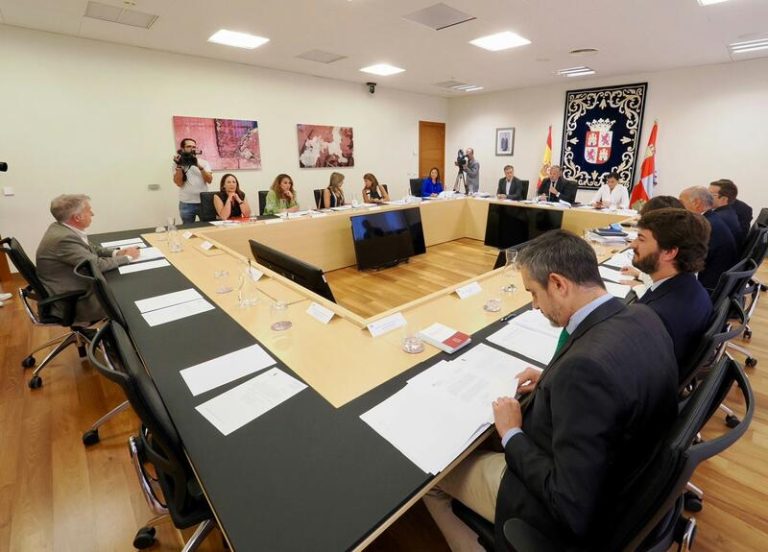 El PP comienza nueva etapa en Castilla y León con ofrenda a partidos y Vox avisa que no ayudará sin contraprestación