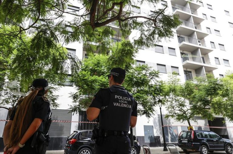 Vecinos afectados por el fuego de Campanar regresan a su día a día, 