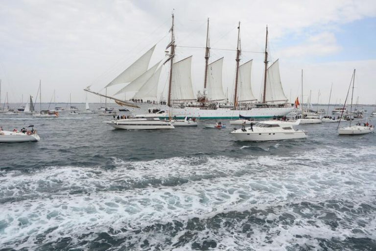 El icónico velero Juan Sebastián de Elcano fondea en Barcelona por la Copa América