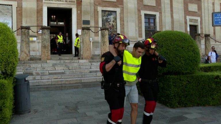 Una acción heroica: Más de 150 bomberos en acción para proteger el Archivo de Indias de Sevilla