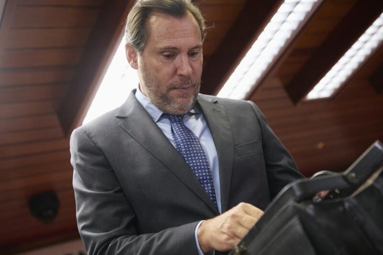 El ministro Puente se enfrenta a la presión en el Parlamento por los problemas del ferrocarril