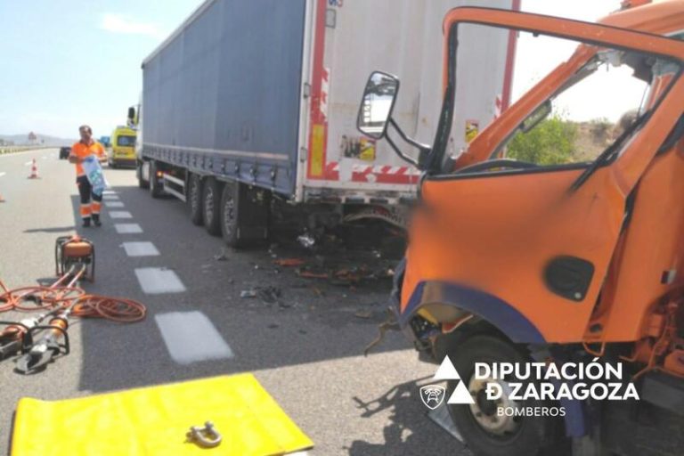 El conductor de un camión de gasolina perece en un choque con un tráiler en la A-2 cerca de Cetina