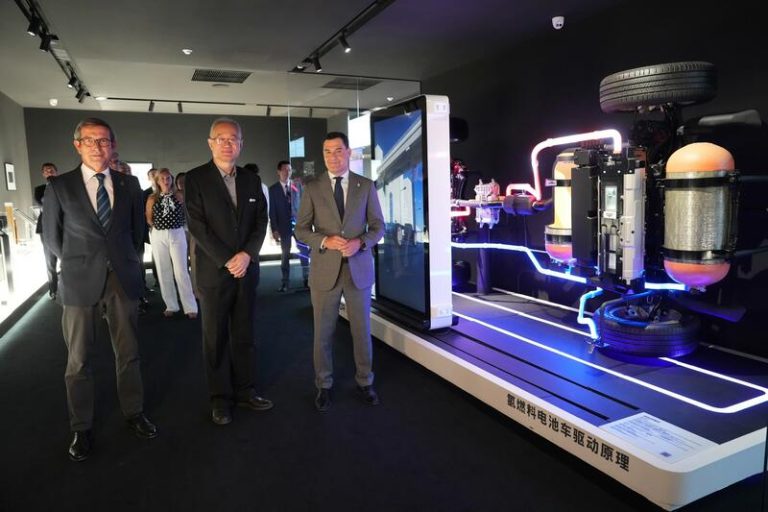 Moreno anuncia conversaciones avanzadas para instalar una planta para coches eléctricos en Jaén