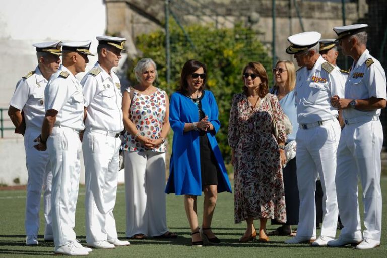 Robles se suma a la emoción en la Escuela Naval de Marín antes de que Leonor se una a las filas como estudiante
