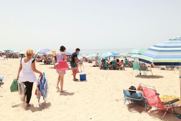 Dos policías rescatan a dos bañistas que no podían salir del agua por la resaca del mar en Cádiz
