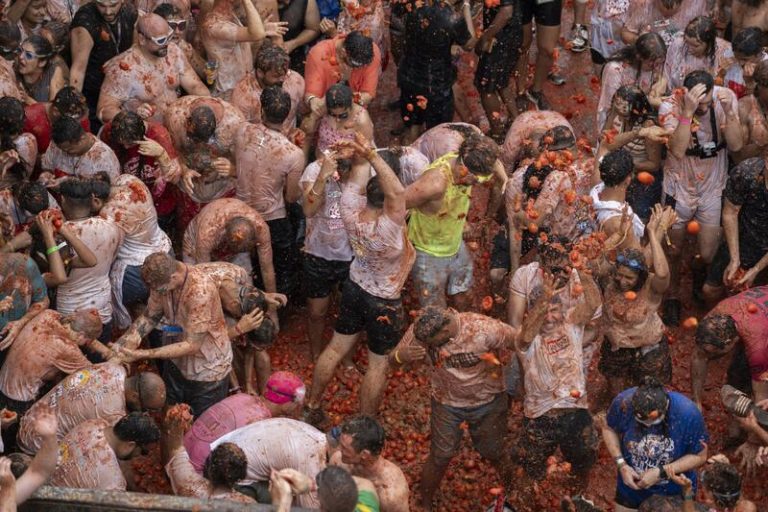 Buñol se pinta de rojo en la tradicional batalla de tomates de La Tomatina con 22.000 valientes de 28 naciones