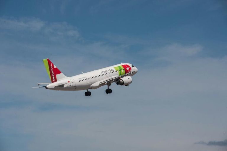 Los beneficios de TAP Air Portugal caen a los 400.000 euros en el primer semestre, un 98,3% menos