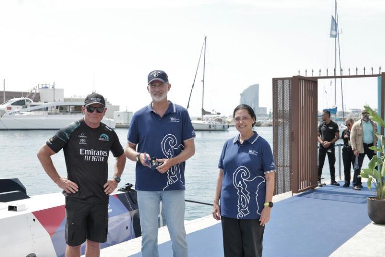 El Rey presencia la Copa América en Barcelona a bordo de un prototipo de barco sostenible