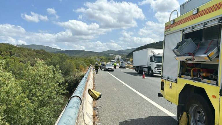 Trágico accidente en la A-381 cerca de Jerez: Un muerto y dos heridos graves al caer su vehículo por un puente elevado