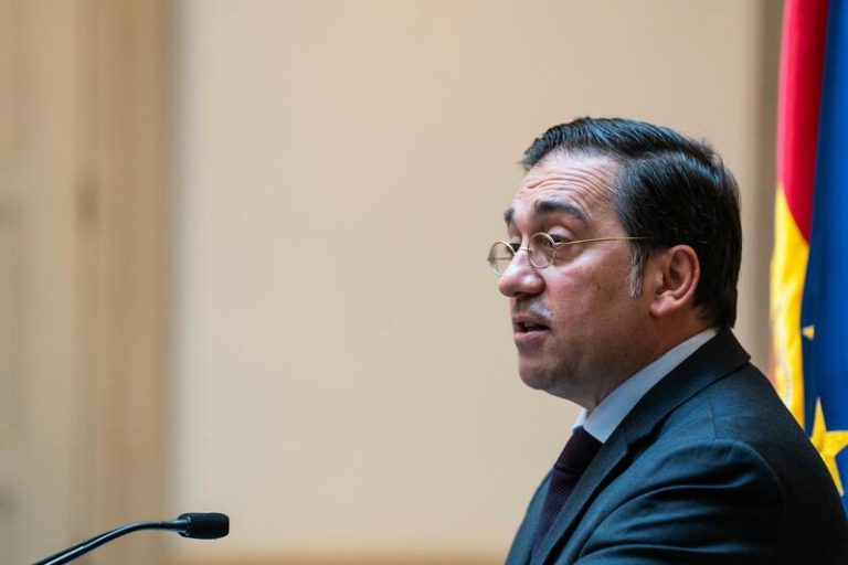 Albares asegura que la política de inmigración del Gobierno es inquebrantable y humanitaria