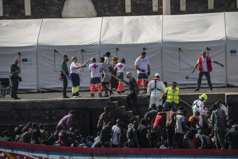 Ribera elogia la compasión y empatía de los habitantes de El Hierro al acoger a los migrantes