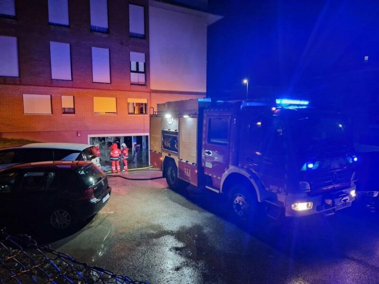 Cantabria bajo agua: garajes y hogares anegados por las lluvias; carretera cortada por desprendimiento