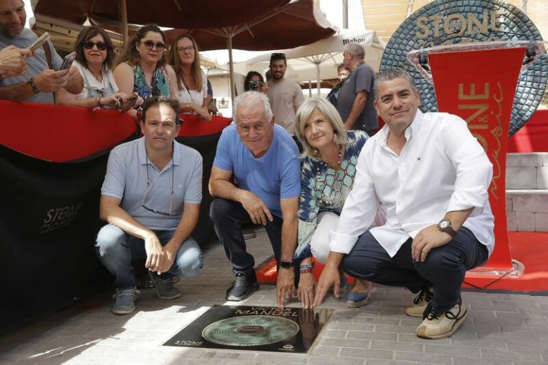 Víctor Manuel descubre su vinilo en el Camino de la Música de Mérida