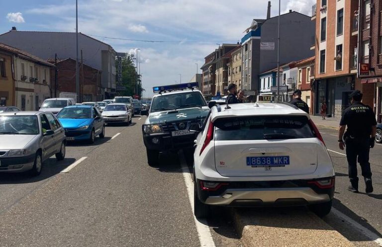 Una persecución policial a un taxista termina con el vehículo empotrado en la N-120 en La Virgen del Camino