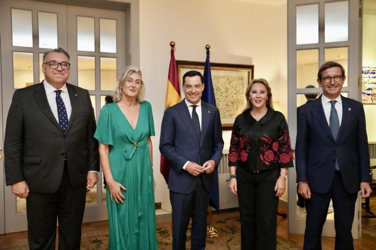 Moreno y la delegación andaluza son bien recibidos en la Embajada española en Pekín durante su visita a China