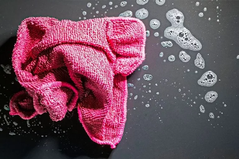 3 trucos infalibles para desinfectar la bayeta de la cocina