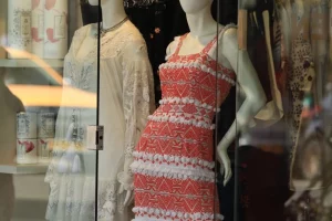 5 vestidos con lino que debes aprovechar en las rebajas de Mango, ¡Frescos y elegantes!