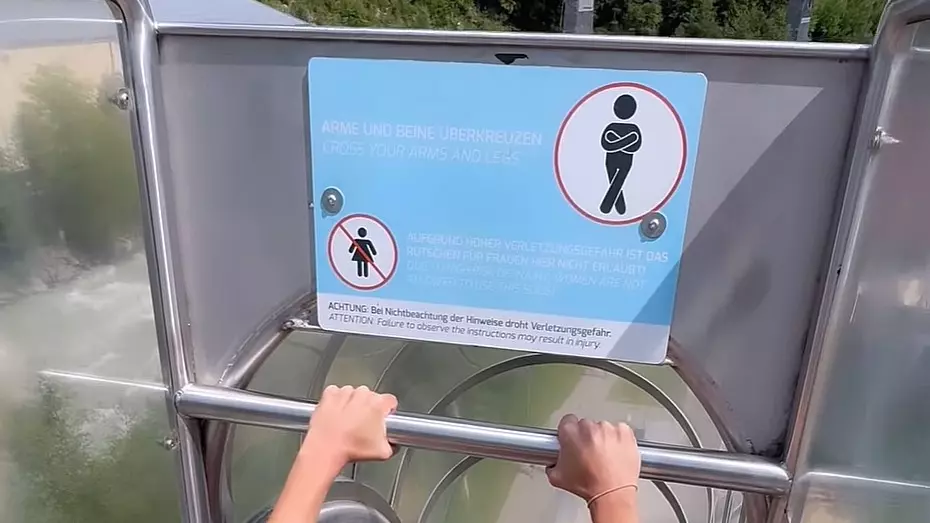 Prohibición a mujeres para lanzarse de tobogán.