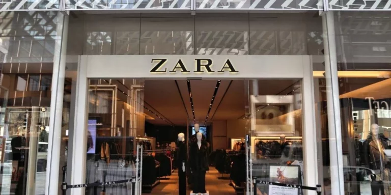 6 vestidos de Zara para llevar con botines y adelantarte a septiembre